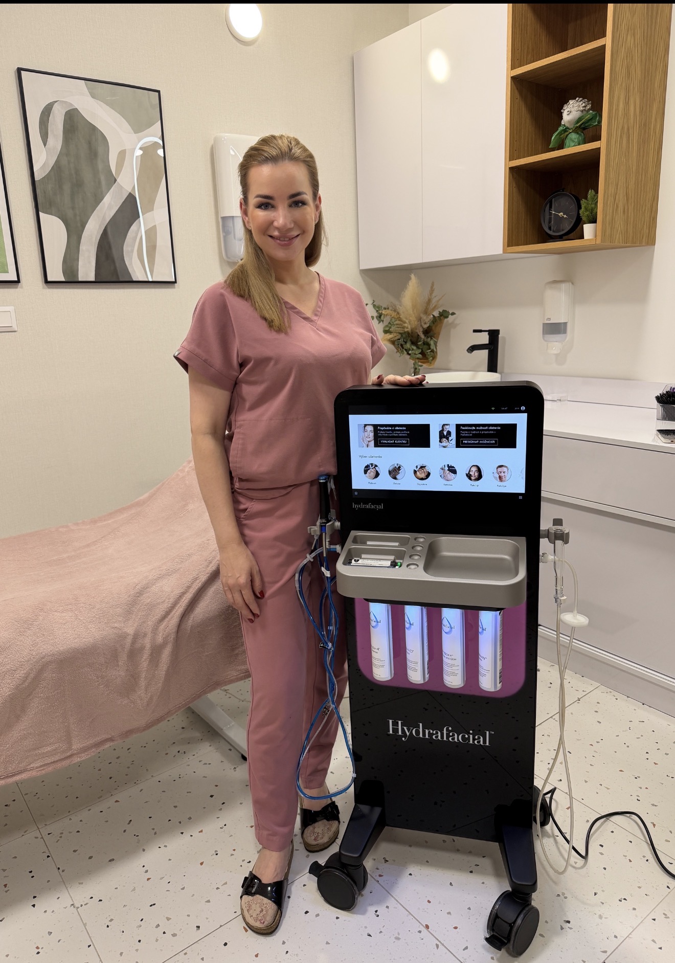 Jana v štúdiu s prístrojom HydraFacial